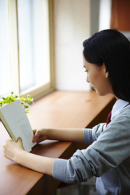 포토 JPG 식물 학생 여학생 여자 교육 교복 화분 화초 창문 학교 청소년 고등학생 실내 고등학교 한명 사람 앉기 동양인 상반신 옆모습 10대 책 독서 스쿨라이프 한국인 도서관 책상 여자만 여자한명만 십대만 십대여자만 십대여자한명만 국내포토 1 라이프스타일 옷 뷰포인트 가구 모션 인종 내부 파일형식