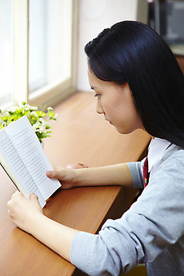 포토 JPG 식물 학생 여학생 여자 교육 교복 화분 화초 창문 학교 청소년 고등학생 실내 고등학교 한명 사람 앉기 동양인 상반신 옆모습 10대 책 독서 스쿨라이프 한국인 도서관 책상 여자만 여자한명만 십대만 십대여자만 십대여자한명만 국내포토 1 라이프스타일 옷 뷰포인트 가구 모션 인종 내부 파일형식