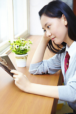 포토 JPG 식물 학생 여학생 여자 교육 교복 화분 화초 창문 학교 청소년 고등학생 실내 고등학교 한명 사람 앉기 동양인 상반신 옆모습 10대 책 독서 스쿨라이프 한국인 도서관 책상 여자만 여자한명만 십대만 십대여자만 십대여자한명만 국내포토 1 라이프스타일 옷 뷰포인트 가구 모션 인종 내부 파일형식