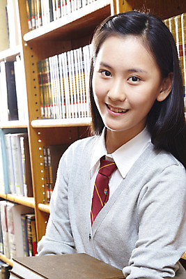 포토 JPG 학생 여학생 여자 교육 교복 학교 청소년 고등학생 책장 실내 고등학교 한명 미소 웃음 사람 동양인 상반신 10대 책 스쿨라이프 한국인 도서관 여자만 여자한명만 십대만 십대여자만 십대여자한명만 국내포토 1 라이프스타일 옷 가구 표정 인종 내부 파일형식