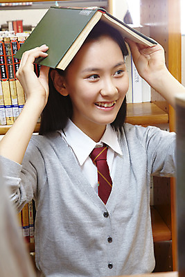 포토 JPG 학생 여학생 여자 교육 교복 포즈 학교 청소년 고등학생 책장 실내 고등학교 한명 미소 웃음 사람 동양인 상반신 10대 책 스쿨라이프 한국인 도서관 여자만 여자한명만 십대만 십대여자만 십대여자한명만 국내포토 1 라이프스타일 옷 가구 표정 인종 내부 파일형식