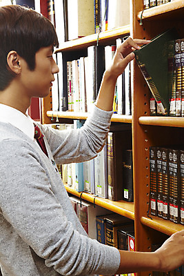 포토 JPG 학생 교육 남자 교복 남학생 학교 청소년 고등학생 책장 실내 고등학교 한명 서기 사람 동양인 상반신 옆모습 10대 책 스쿨라이프 한국인 도서관 남자만 남자한명만 십대만 십대남자만 십대남자한명만 국내포토 1 라이프스타일 옷 뷰포인트 가구 모션 인종 내부 파일형식