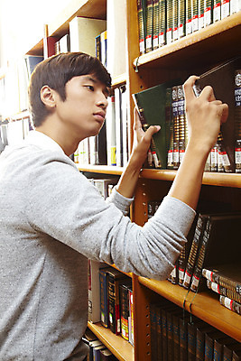 포토 JPG 학생 교육 남자 교복 남학생 학교 청소년 고등학생 책장 실내 고등학교 한명 서기 사람 동양인 상반신 옆모습 10대 책 스쿨라이프 한국인 도서관 남자만 남자한명만 십대만 십대남자만 십대남자한명만 국내포토 1 라이프스타일 옷 뷰포인트 가구 모션 인종 내부 파일형식
