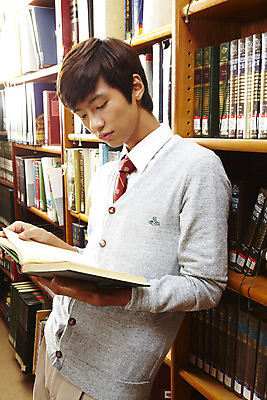 포토 JPG 학생 교육 남자 교복 남학생 학교 청소년 고등학생 책장 실내 고등학교 한명 서기 사람 동양인 상반신 10대 책 독서 스쿨라이프 한국인 도서관 남자만 남자한명만 십대만 십대남자만 십대남자한명만 국내포토 1 라이프스타일 옷 가구 모션 인종 내부 파일형식