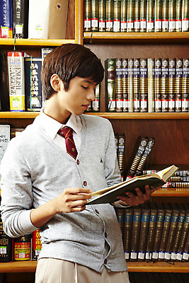 포토 JPG 학생 교육 남자 교복 안경 남학생 학교 청소년 고등학생 책장 실내 고등학교 한명 서기 사람 동양인 상반신 옆모습 10대 책 독서 스쿨라이프 한국인 도서관 남자만 남자한명만 십대만 십대남자만 십대남자한명만 국내포토 1 라이프스타일 잡화 옷 뷰포인트 가구 모션 인종 내부 파일형식