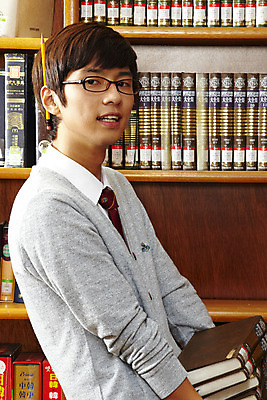 포토 JPG 학생 교육 남자 교복 안경 남학생 학교 청소년 고등학생 책장 실내 고등학교 한명 서기 사람 동양인 상반신 옆모습 10대 책 스쿨라이프 한국인 도서관 남자만 남자한명만 십대만 십대남자만 십대남자한명만 국내포토 1 라이프스타일 잡화 옷 뷰포인트 가구 모션 인종 내부 파일형식