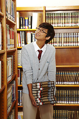 포토 JPG 학생 교육 남자 교복 안경 남학생 학교 청소년 고등학생 책장 실내 고등학교 한명 서기 미소 웃음 사람 동양인 상반신 10대 책 스쿨라이프 한국인 도서관 남자만 남자한명만 십대만 십대남자만 십대남자한명만 국내포토 1 라이프스타일 잡화 옷 가구 모션 표정 인종 내부 파일형식