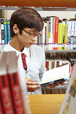 포토 JPG 학생 교육 남자 교복 안경 남학생 학교 청소년 고등학생 책장 실내 고등학교 한명 사람 동양인 상반신 10대 책 독서 스쿨라이프 한국인 도서관 남자만 남자한명만 십대만 십대남자만 십대남자한명만 국내포토 1 라이프스타일 잡화 옷 가구 인종 내부 파일형식