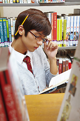 포토 JPG 학생 교육 남자 교복 안경 남학생 학교 청소년 고등학생 책장 실내 고등학교 한명 사람 동양인 상반신 10대 책 독서 필기구 연필 스쿨라이프 한국인 도서관 남자만 남자한명만 십대만 십대남자만 십대남자한명만 국내포토 1 라이프스타일 잡화 옷 가구 문구용품 학용품 인종 내부 파일형식