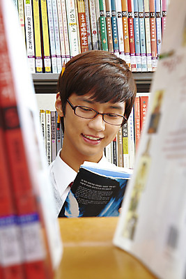 포토 JPG 학생 교육 남자 교복 안경 남학생 학교 청소년 고등학생 책장 실내 고등학교 한명 미소 웃음 사람 동양인 상반신 10대 책 독서 스쿨라이프 한국인 도서관 남자만 남자한명만 십대만 십대남자만 십대남자한명만 국내포토 1 라이프스타일 잡화 옷 가구 표정 인종 내부 파일형식