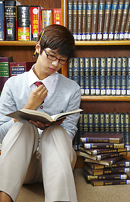 포토 JPG 학생 교육 남자 교복 안경 남학생 학교 청소년 고등학생 책장 실내 고등학교 한명 사람 앉기 동양인 상반신 10대 책 독서 필기구 연필 스쿨라이프 한국인 도서관 남자만 남자한명만 십대만 십대남자만 십대남자한명만 국내포토 1 라이프스타일 잡화 옷 가구 모션 문구용품 학용품 인종 내부 파일형식