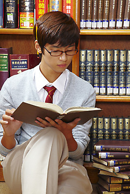 포토 JPG 학생 교육 남자 교복 안경 남학생 학교 청소년 고등학생 책장 실내 고등학교 한명 사람 앉기 동양인 상반신 10대 책 독서 필기구 연필 스쿨라이프 한국인 도서관 남자만 남자한명만 십대만 십대남자만 십대남자한명만 국내포토 1 라이프스타일 잡화 옷 가구 모션 문구용품 학용품 인종 내부 파일형식