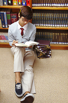 포토 JPG 전신 학생 교육 남자 교복 안경 남학생 학교 청소년 고등학생 책장 실내 고등학교 한명 사람 앉기 동양인 10대 책 독서 필기구 연필 스쿨라이프 한국인 도서관 남자만 남자한명만 십대만 십대남자만 십대남자한명만 국내포토 1 라이프스타일 잡화 옷 가구 모션 문구용품 학용품 인종 내부 파일형식