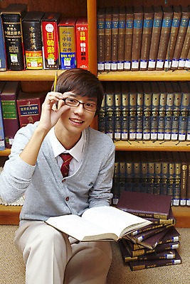 포토 JPG 학생 교육 남자 교복 안경 남학생 학교 청소년 고등학생 책장 실내 고등학교 한명 미소 웃음 사람 앉기 동양인 손짓 상반신 10대 책 독서 필기구 연필 스쿨라이프 한국인 도서관 남자만 남자한명만 십대만 십대남자만 십대남자한명만 국내포토 1 라이프스타일 잡화 옷 가구 모션 문구용품 학용품 표정 인종 내부 파일형식