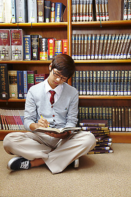 포토 JPG 전신 학생 교육 남자 교복 안경 남학생 학교 청소년 고등학생 책장 실내 고등학교 한명 사람 앉기 동양인 10대 책 독서 필기구 연필 스쿨라이프 한국인 도서관 남자만 남자한명만 십대만 십대남자만 십대남자한명만 국내포토 1 라이프스타일 잡화 옷 가구 모션 문구용품 학용품 인종 내부 파일형식