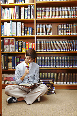 포토 JPG 전신 학생 교육 남자 교복 안경 남학생 학교 청소년 고등학생 책장 실내 고등학교 한명 사람 앉기 동양인 10대 책 독서 필기구 연필 스쿨라이프 한국인 도서관 남자만 남자한명만 십대만 십대남자만 십대남자한명만 국내포토 1 라이프스타일 잡화 옷 가구 모션 문구용품 학용품 인종 내부 파일형식