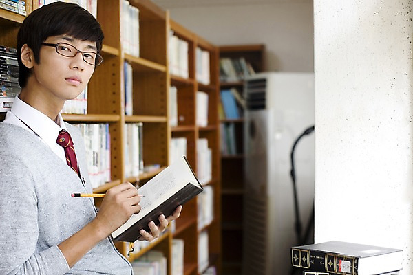 포토 JPG 학생 교육 남자 교복 안경 남학생 학교 청소년 고등학생 책장 실내 고등학교 한명 서기 사람 동양인 상반신 옆모습 10대 책 독서 필기구 연필 스쿨라이프 한국인 도서관 남자만 남자한명만 십대만 십대남자만 십대남자한명만 국내포토 1 라이프스타일 잡화 옷 뷰포인트 가구 모션 문구용품 학용품 인종 내부 파일형식
