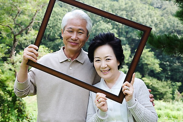 포토 JPG 주간 나무 식물 라이프스타일 부부 커플 여자 할아버지 노년 남자 할머니 여유 액자 휴식 프레임 틀 미소 웃음 사람 동양인 잔디 상반신 취미 야외 두명 실버라이프 정원 노부부 한국인 실버 숲 노인만 국내포토 자연요소 감정 컨셉 관계 표정 인종 성인 생활 성인만 파일형식
