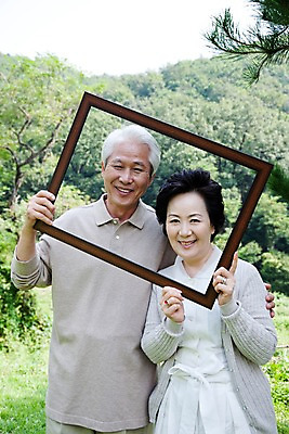 포토 JPG 주간 나무 식물 라이프스타일 부부 커플 여자 할아버지 노년 남자 할머니 여유 액자 휴식 프레임 틀 서기 미소 웃음 사람 동양인 잔디 상반신 취미 야외 두명 실버라이프 정원 노부부 한국인 실버 숲 노인만 국내포토 자연요소 감정 컨셉 관계 모션 표정 인종 성인 생활 성인만 파일형식