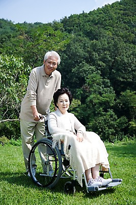 포토 JPG 주간 전신 나무 식물 라이프스타일 부부 커플 여자 할아버지 노년 남자 할머니 여유 의학 의료기기 휴식 서기 미소 웃음 사람 앉기 동양인 잔디 취미 야외 두명 실버라이프 정원 노부부 산책 한국인 실버 숲 담요 휠체어 요양 숄 노인만 국내포토 자연요소 감정 컨셉 관계 모션 표정 인종 성인 생활 간호 성인만 파일형식