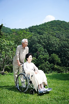 포토 JPG 주간 전신 나무 식물 구름 라이프스타일 부부 커플 여자 할아버지 노년 남자 할머니 여유 의학 의료기기 하늘 휴식 서기 미소 웃음 사람 앉기 동양인 잔디 취미 야외 두명 실버라이프 정원 노부부 산책 한국인 실버 숲 담요 휠체어 요양 숄 노인만 국내포토 자연요소 감정 컨셉 관계 모션 표정 인종 성인 생활 간호 성인만 파일형식