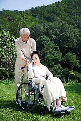포토 JPG 주간 전신 나무 식물 라이프스타일 부부 커플 여자 할아버지 노년 남자 할머니 여유 의학 의료기기 휴식 서기 미소 웃음 사람 앉기 동양인 잔디 취미 야외 두명 실버라이프 정원 노부부 산책 한국인 실버 숲 담요 휠체어 요양 숄 노인만 국내포토 자연요소 감정 컨셉 관계 모션 표정 인종 성인 생활 간호 성인만 파일형식