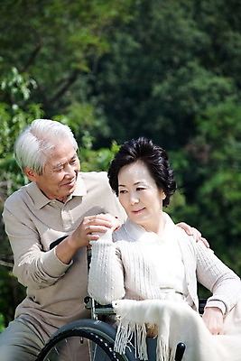 포토 JPG 주간 나무 식물 라이프스타일 부부 커플 여자 할아버지 노년 남자 할머니 여유 의학 의료기기 휴식 미소 웃음 사람 앉기 동양인 상반신 취미 야외 두명 실버라이프 정원 노부부 한국인 실버 숲 담요 휠체어 요양 숄 노인만 국내포토 자연요소 감정 컨셉 관계 모션 표정 인종 성인 생활 간호 성인만 파일형식