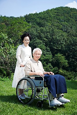 포토 JPG 주간 전신 나무 식물 라이프스타일 부부 커플 여자 할아버지 노년 남자 할머니 여유 포즈 의학 의료기기 휴식 서기 미소 웃음 사람 앉기 동양인 잔디 취미 야외 두명 실버라이프 정원 노부부 산책 한국인 실버 숲 담요 휠체어 요양 국내포토 자연요소 감정 컨셉 관계 모션 표정 인종 성인 생활 간호 파일형식