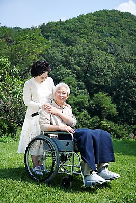 포토 JPG 주간 전신 나무 식물 라이프스타일 부부 커플 여자 할아버지 노년 남자 할머니 여유 의학 의료기기 휴식 사랑 미소 웃음 사람 앉기 동양인 잔디 취미 야외 두명 실버라이프 정원 노부부 산책 한국인 실버 숲 담요 휠체어 요양 국내포토 자연요소 감정 컨셉 관계 모션 표정 인종 성인 생활 간호 파일형식