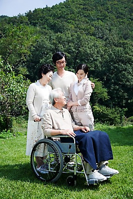 포토 JPG 주간 전신 나무 식물 라이프스타일 부부 여자 할아버지 노년 남자 할머니 여유 의학 의료기기 휴식 미소 웃음 사람 앉기 동양인 잔디 취미 야외 두명 실버라이프 부모 정원 노부부 한국인 자녀 실버 숲 담요 휠체어 요양 국내포토 자연요소 커플 감정 컨셉 가족 모션 표정 인종 성인 생활 간호 파일형식