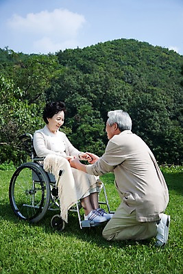 포토 JPG 주간 전신 나무 식물 구름 라이프스타일 부부 커플 여자 할아버지 노년 남자 할머니 여유 의학 의료기기 하늘 휴식 사랑 미소 웃음 사람 앉기 동양인 잔디 취미 야외 두명 실버라이프 정원 노부부 한국인 환자 실버 숲 담요 휠체어 요양 숄 노인만 국내포토 자연요소 감정 컨셉 관계 모션 표정 인종 성인 생활 간호 성인만 파일형식