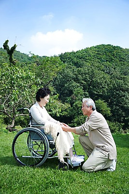 포토 JPG 주간 전신 나무 식물 구름 라이프스타일 부부 커플 여자 할아버지 노년 남자 할머니 여유 의학 의료기기 하늘 휴식 사랑 미소 웃음 사람 앉기 동양인 잔디 취미 야외 두명 실버라이프 정원 노부부 한국인 환자 실버 숲 담요 휠체어 요양 숄 노인만 국내포토 자연요소 감정 컨셉 관계 모션 표정 인종 성인 생활 간호 성인만 파일형식