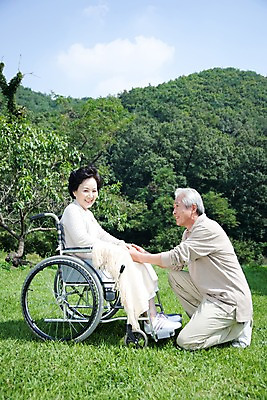 포토 JPG 주간 전신 나무 식물 구름 라이프스타일 부부 커플 여자 할아버지 노년 남자 할머니 여유 의학 의료기기 하늘 휴식 사랑 미소 웃음 사람 앉기 동양인 잔디 취미 야외 두명 실버라이프 정원 노부부 한국인 환자 실버 숲 담요 휠체어 요양 숄 노인만 국내포토 자연요소 감정 컨셉 관계 모션 표정 인종 성인 생활 간호 성인만 파일형식