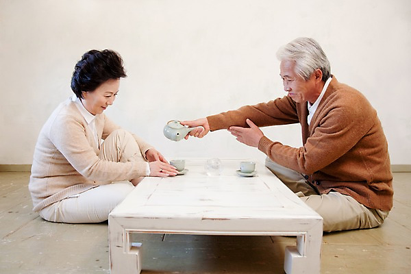 포토 JPG 전신 라이프스타일 부부 커플 여자 할아버지 노년 남자 할머니 여유 탁자 주전자 티타임 휴식 잔 실내 미소 웃음 사람 앉기 동양인 취미 두명 옆모습 실버라이프 노부부 한국인 마시기 도자기 붓기 실버 차 찻잔 다기 노인만 국내포토 식기 감정 음료 뷰포인트 가구 컨셉 관계 모션 주방용품 표정 인종 성인 내부 생활 다도 성인만 파일형식