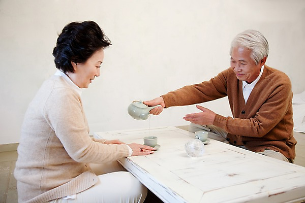 포토 JPG 라이프스타일 부부 커플 여자 할아버지 노년 남자 할머니 여유 탁자 주전자 티타임 휴식 잔 실내 미소 웃음 사람 앉기 동양인 상반신 취미 두명 실버라이프 노부부 한국인 마시기 도자기 붓기 실버 차 찻잔 다기 노인만 국내포토 식기 감정 음료 가구 컨셉 관계 모션 주방용품 표정 인종 성인 내부 생활 다도 성인만 파일형식