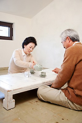 포토 JPG 라이프스타일 부부 커플 여자 할아버지 노년 남자 할머니 여유 창문 탁자 주전자 티타임 휴식 잔 실내 사람 앉기 동양인 상반신 취미 두명 실버라이프 노부부 한국인 마시기 도자기 붓기 실버 차 찻잔 다기 노인만 국내포토 식기 감정 음료 가구 컨셉 관계 모션 주방용품 인종 성인 내부 생활 다도 성인만 파일형식