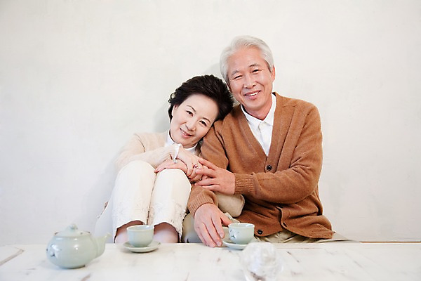 포토 JPG 라이프스타일 부부 커플 여자 할아버지 노년 남자 할머니 여유 탁자 주전자 티타임 휴식 실내 사랑 미소 웃음 사람 앉기 동양인 상반신 취미 두명 실버라이프 노부부 기댐 한국인 마시기 도자기 실버 차 찻잔 다기 노인만 국내포토 감정 음료 가구 컨셉 관계 모션 주방용품 잔 표정 인종 성인 내부 생활 다도 성인만 파일형식