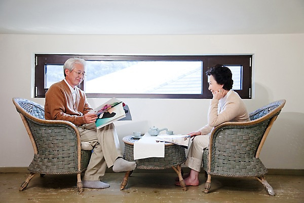 포토 JPG 전신 라이프스타일 부부 커플 여자 할아버지 노년 남자 안경 할머니 여유 의자 창문 탁자 휴식 실내 미소 웃음 사람 앉기 동양인 취미 두명 옆모습 실버라이프 독서 노부부 한국인 실버 잡지 읽기 노인만 국내포토 잡화 감정 뷰포인트 가구 컨셉 관계 모션 표정 인종 성인 내부 생활 간행물 성인만 파일형식