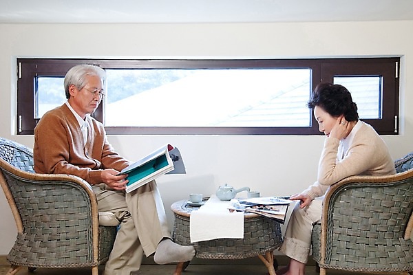 포토 JPG 라이프스타일 부부 커플 여자 할아버지 노년 남자 안경 할머니 여유 의자 창문 탁자 휴식 실내 사람 앉기 동양인 상반신 취미 두명 옆모습 실버라이프 독서 노부부 한국인 실버 잡지 읽기 노인만 국내포토 잡화 감정 뷰포인트 가구 컨셉 관계 모션 인종 성인 내부 생활 간행물 성인만 파일형식