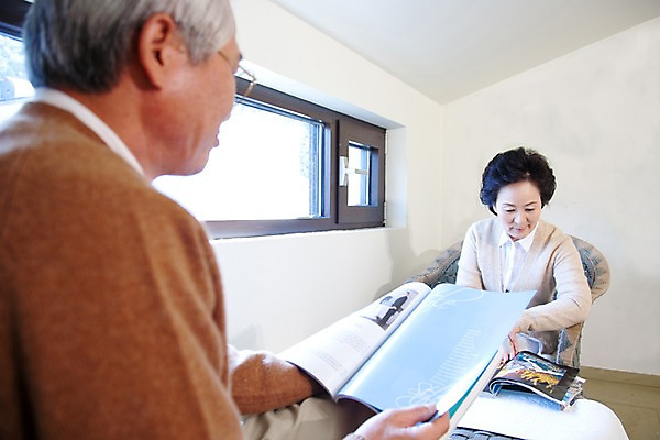 포토 JPG 라이프스타일 부부 커플 여자 할아버지 노년 남자 안경 할머니 여유 의자 창문 탁자 휴식 실내 미소 웃음 사람 앉기 동양인 상반신 취미 두명 실버라이프 독서 노부부 한국인 실버 잡지 읽기 노인만 국내포토 잡화 감정 가구 컨셉 관계 모션 표정 인종 성인 내부 생활 간행물 성인만 파일형식