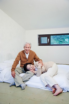 포토 JPG 전신 라이프스타일 부부 커플 여자 할아버지 노년 남자 할머니 여유 창문 휴식 실내 사랑 미소 웃음 사람 앉기 동양인 취미 두명 실버라이프 눕기 노부부 이불 방 한국인 실버 노인만 국내포토 감정 컨셉 관계 침구 모션 표정 인종 성인 내부 생활 성인만 파일형식