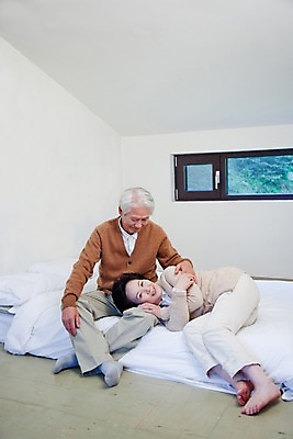 포토 JPG 전신 라이프스타일 부부 커플 여자 할아버지 노년 남자 할머니 여유 창문 휴식 실내 사랑 미소 웃음 사람 앉기 동양인 취미 두명 실버라이프 눕기 노부부 이불 방 한국인 실버 노인만 국내포토 감정 컨셉 관계 침구 모션 표정 인종 성인 내부 생활 성인만 파일형식