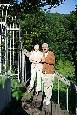 포토 JPG 주간 전신 나무 식물 라이프스타일 부부 커플 여자 할아버지 노년 남자 할머니 여유 포즈 휴식 서기 미소 웃음 사람 동양인 취미 야외 두명 실버라이프 계단 노부부 한국인 실버 숲 아치 노인만 국내포토 자연요소 감정 컨셉 관계 모션 표정 인종 성인 생활 성인만 파일형식