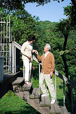 포토 JPG 주간 전신 나무 식물 라이프스타일 부부 커플 여자 할아버지 노년 남자 할머니 여유 휴식 서기 미소 웃음 사람 동양인 취미 야외 두명 실버라이프 계단 노부부 한국인 실버 숲 아치 노인만 국내포토 자연요소 감정 컨셉 관계 모션 표정 인종 성인 생활 성인만 파일형식