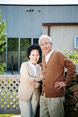 포토 JPG 주간 나무 식물 라이프스타일 부부 커플 여자 할아버지 노년 남자 할머니 여유 포즈 휴식 주택 돌담 서기 미소 웃음 사람 동양인 상반신 취미 야외 두명 건물 실버라이프 담장 노부부 한국인 실버 대문 노인만 국내포토 자연요소 건축물 감정 컨셉 관계 모션 표정 인종 성인 생활 문 돌_바위 성인만 파일형식
