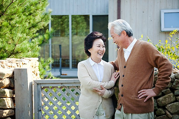 포토 JPG 주간 나무 식물 라이프스타일 부부 커플 여자 할아버지 노년 남자 할머니 여유 휴식 주택 돌담 서기 미소 웃음 사람 동양인 상반신 취미 야외 두명 건물 실버라이프 담장 노부부 한국인 실버 대문 노인만 국내포토 자연요소 건축물 감정 컨셉 관계 모션 표정 인종 성인 생활 문 돌_바위 성인만 파일형식