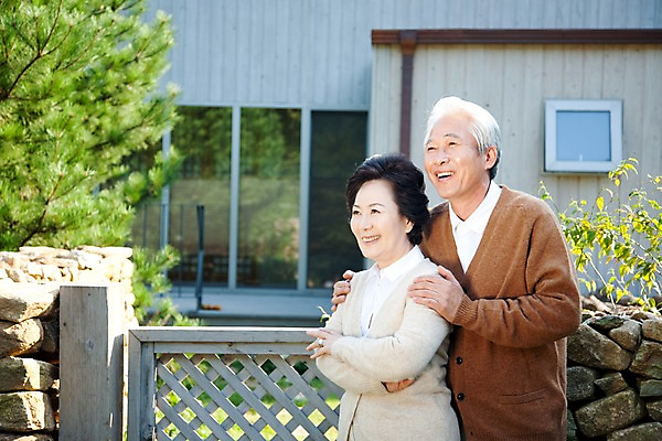 포토 JPG 주간 나무 식물 라이프스타일 부부 커플 여자 할아버지 노년 남자 할머니 여유 포즈 휴식 주택 돌담 사랑 서기 미소 웃음 사람 동양인 상반신 취미 야외 두명 건물 실버라이프 담장 노부부 한국인 실버 대문 노인만 국내포토 자연요소 건축물 감정 컨셉 관계 모션 표정 인종 성인 생활 문 돌_바위 성인만 파일형식