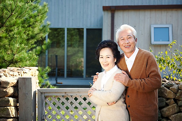포토 JPG 주간 나무 식물 라이프스타일 부부 커플 여자 할아버지 노년 남자 할머니 여유 포즈 휴식 주택 돌담 사랑 서기 미소 웃음 사람 동양인 상반신 취미 야외 두명 건물 실버라이프 담장 노부부 한국인 실버 대문 노인만 국내포토 자연요소 건축물 감정 컨셉 관계 모션 표정 인종 성인 생활 문 돌_바위 성인만 파일형식