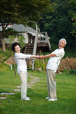 포토 JPG 주간 전신 나무 식물 라이프스타일 부부 커플 여자 할아버지 노년 남자 할머니 여유 휴식 주택 사랑 서기 미소 웃음 사람 동양인 손짓 잔디 취미 야외 두명 건물 실버라이프 정원 노부부 한국인 실버 숲 노인만 국내포토 자연요소 건축물 감정 컨셉 관계 모션 표정 인종 성인 생활 성인만 파일형식