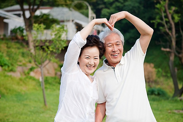 포토 JPG 주간 나무 식물 라이프스타일 부부 커플 여자 할아버지 노년 남자 할머니 여유 휴식 주택 사랑 서기 미소 웃음 사람 동양인 손짓 잔디 상반신 취미 야외 두명 건물 실버라이프 정원 노부부 한국인 하트 실버 숲 노인만 국내포토 자연요소 모양 건축물 감정 컨셉 관계 모션 표정 인종 성인 생활 성인만 파일형식